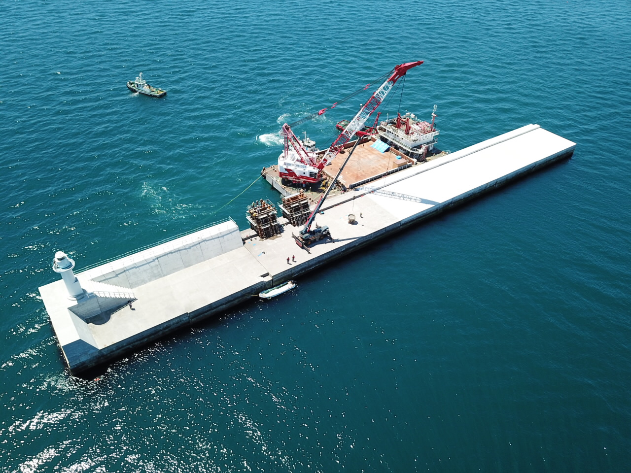 □追直漁港外防波堤建設その他工事 - 北興工業